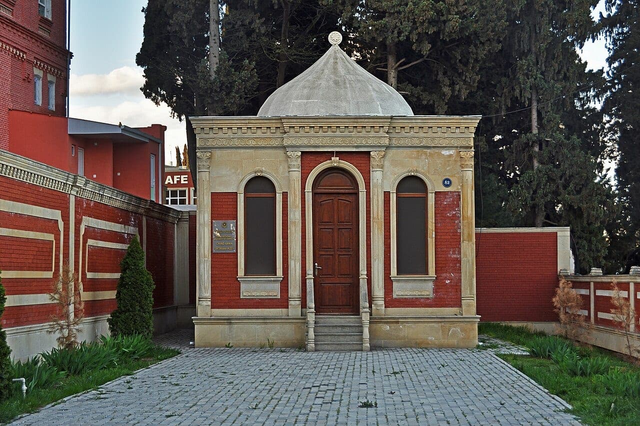 Gəncədə tarixi mərkəzdə büdcəli mənzil