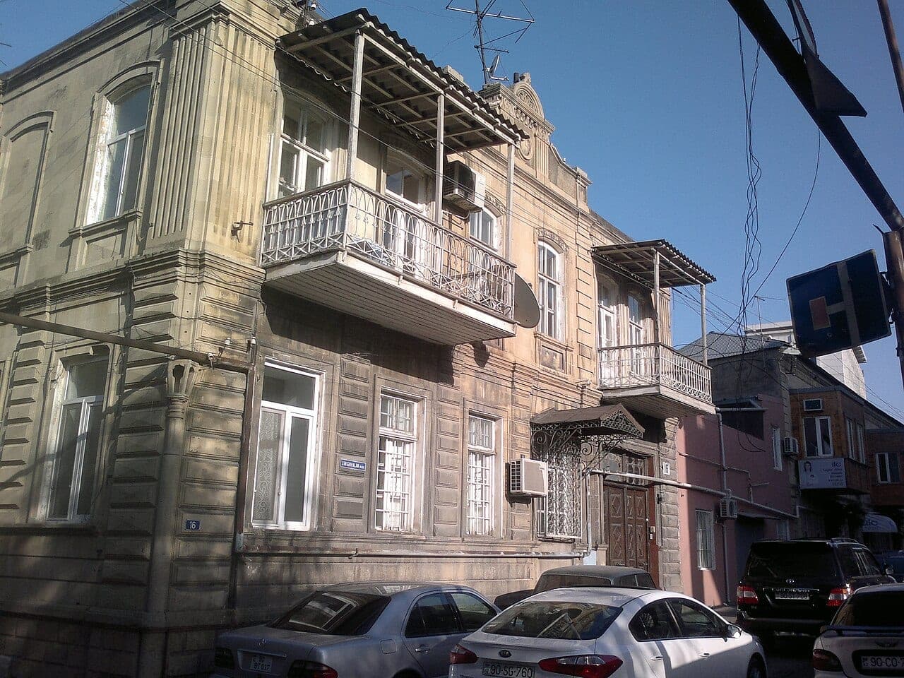 Gəncədə tarixi mərkəzdə büdcəli mənzil